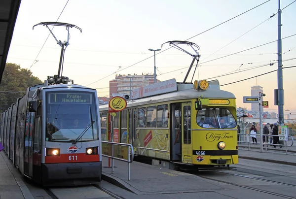 Menschen warten an Straßenbahnhaltestelle auf Transport — Stockfoto