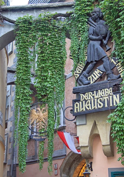 Placa comemorativa na fachada da estalagem Griechenbeisl em Viena, Áustria — Fotografia de Stock