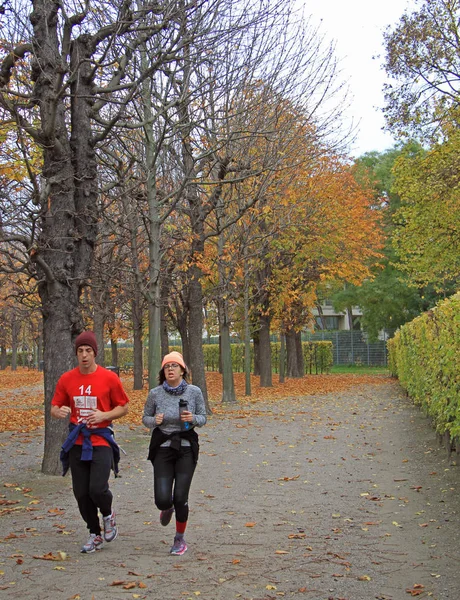 Les gens courent dans le parc de Vienne, Autriche — Photo