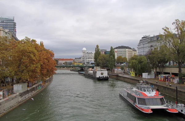 Pessoas estão se movendo em navios por canal em Viena, Áustria — Fotografia de Stock