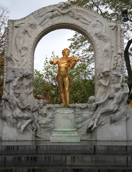 Statue von Johann Strauss im Wiener Stadtpark — Stockfoto