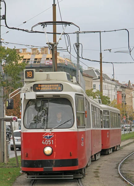 Frau fährt Straßenbahn in Wien, Österreich — Stockfoto