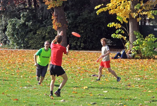 Menschen spielen Frisbee im Stadtpark — Stockfoto