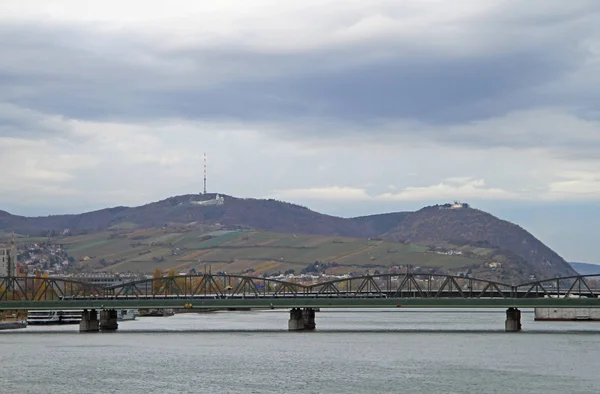 Leopoldsberg dan tepi sungai Danube di Wina — Stok Foto