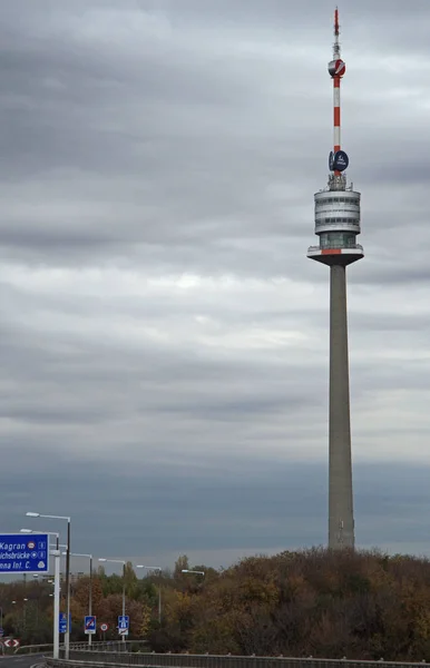 Televizní věž v Vídeň, Rakousko — Stock fotografie