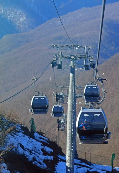 Moderno teleférico en las montañas —  Fotos de Stock