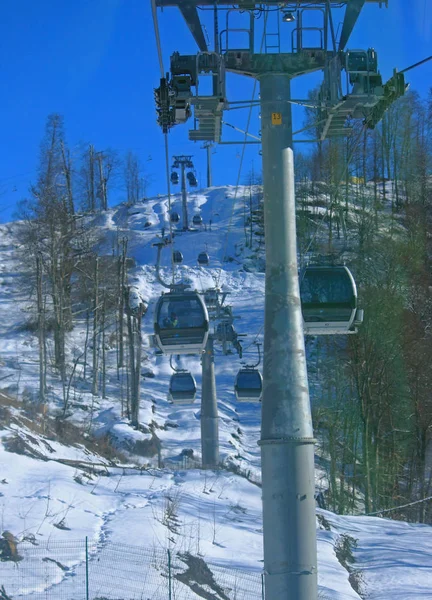 Cableway moderno nas montanhas — Fotografia de Stock