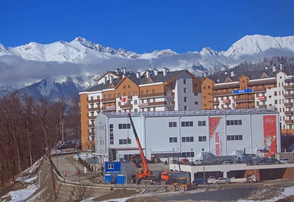 Hotel pueblo en la estación de esquí, nevadas montañas del Cáucaso —  Fotos de Stock