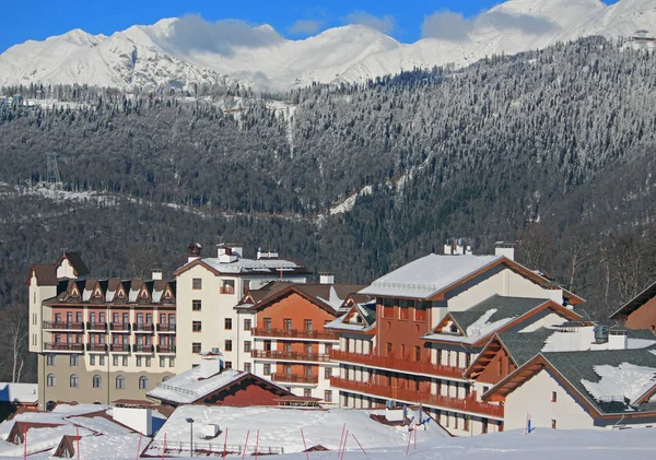 Hotel village ski resort, zasněžené kavkazských hor — Stock fotografie