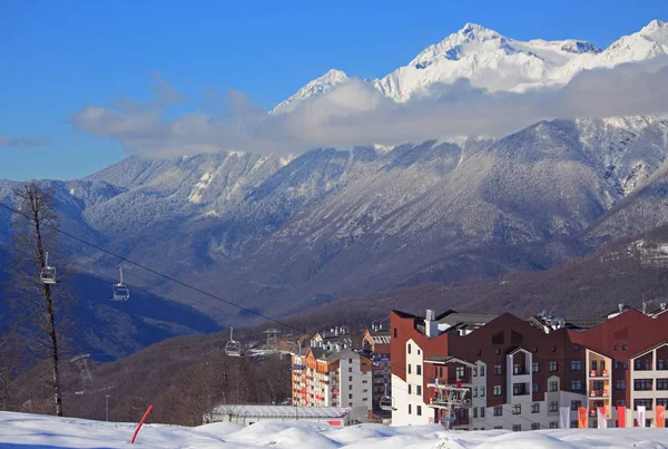 Hotel village ski resort, zasněžené kavkazských hor — Stock fotografie