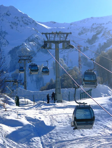 Cableway moderno nas montanhas — Fotografia de Stock