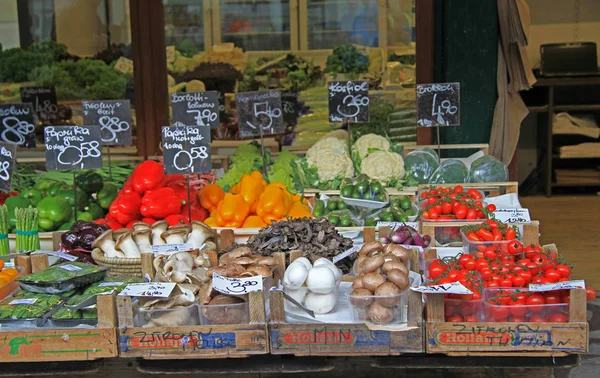 Étal avec légumes et champignons sur le marché de rue — Photo