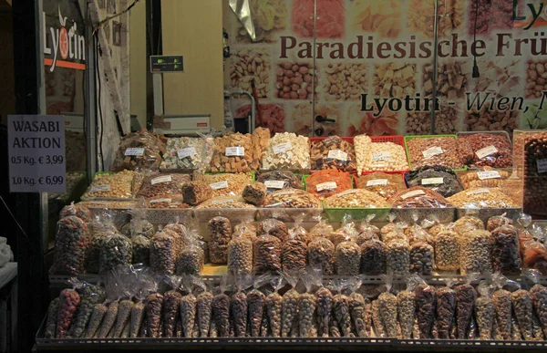 Bancarella con noci e frutta secca sul mercato di strada — Foto Stock