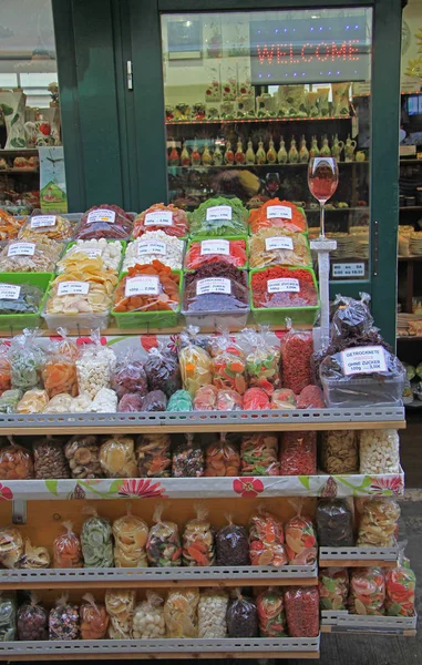 Bancarella con noci e frutta secca sul mercato di strada — Foto Stock