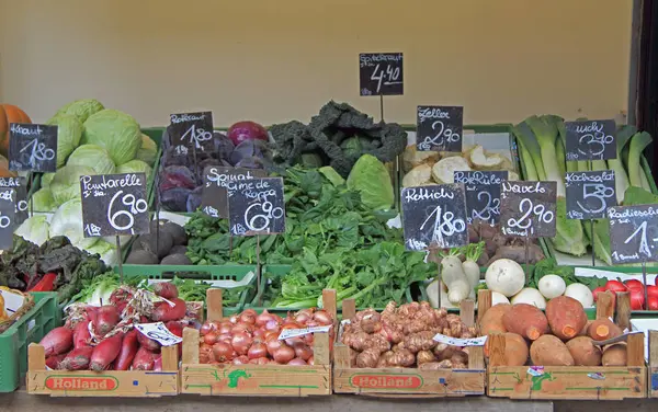 Puesto con verduras en el mercado callejero en Viena, Austria —  Fotos de Stock