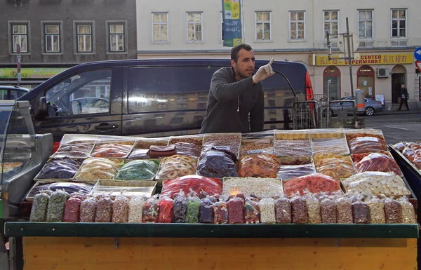 Hombre está vendiendo frutos secos y frutos secos —  Fotos de Stock