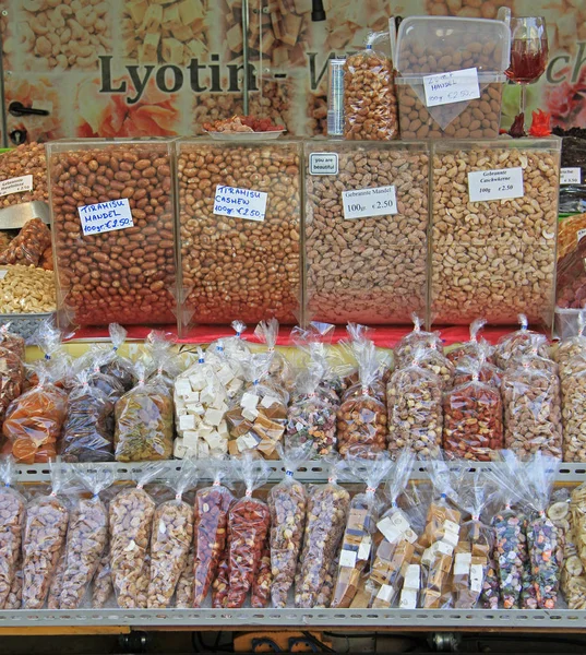 Bancarella con noci e frutta secca sul mercato di strada — Foto Stock