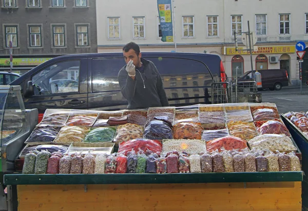 Man is de verkoop van noten en gedroogde vruchten — Stockfoto