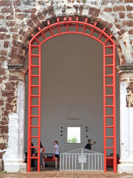 Människor besöker St Paul kyrkan i Malacca, Malaysia — Stockfoto