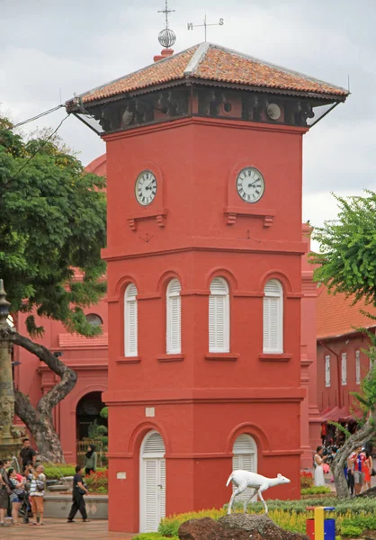 Människor går nästan klocktornet i Melaka — Stockfoto