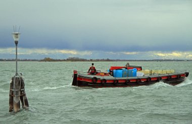 İtalyan Alpleri çerçevede Motorlu tekne