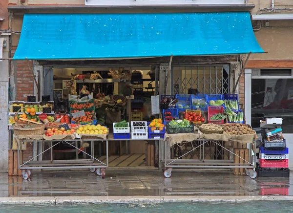 Stand con frutas y verduras al aire libre en Venecia, Italia —  Fotos de Stock