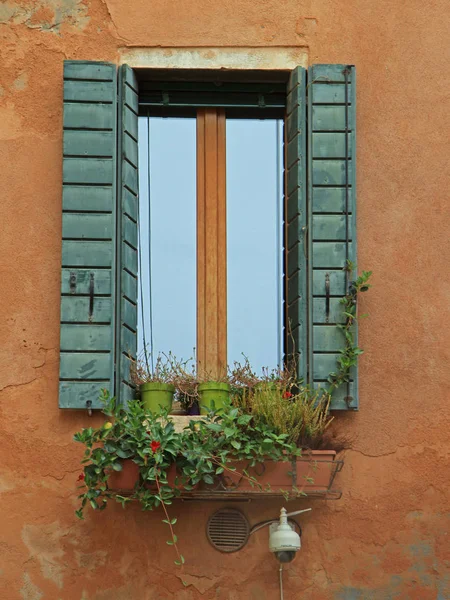 Picturesque window with flowerbed in Venice — Stock Photo, Image