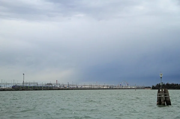 Freedom Bridge linking Venice to Mestre in the mainland — Stock Photo, Image