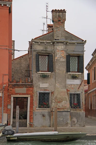 Intressant två våningar byggnad i Venedig — Stockfoto