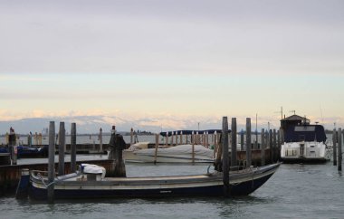Demirli gondol ve Venedik iskeleye deniz araçları
