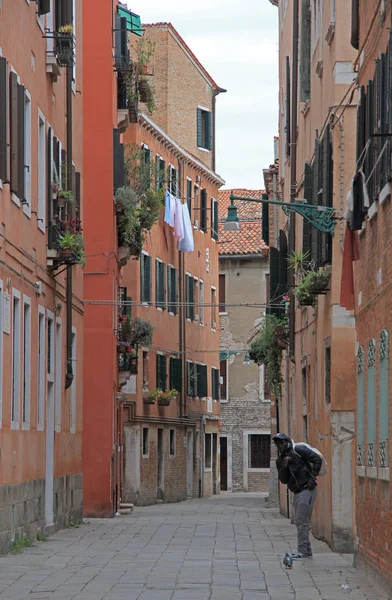A Rua Estreita em Veneza — Fotografia de Stock