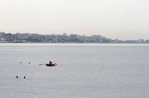 Mann in Rettungsboot patrouilliert am Meer — Stockfoto