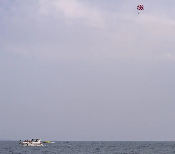 Menschen fahren in Jacht fast am Strand von Sotschi, Russland — Stockfoto