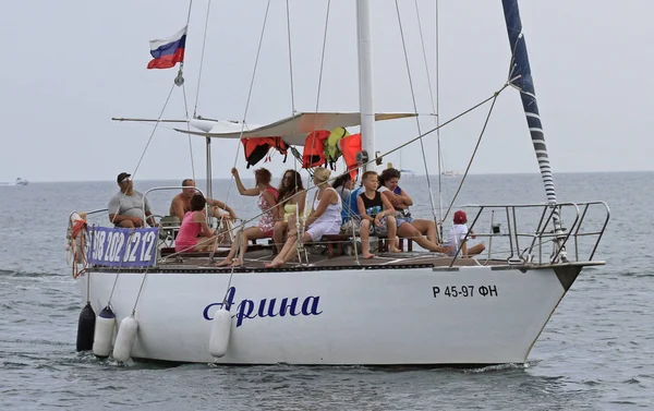 Ludzie jadą w jachcie prawie morza Soczi, Rosja — Zdjęcie stockowe