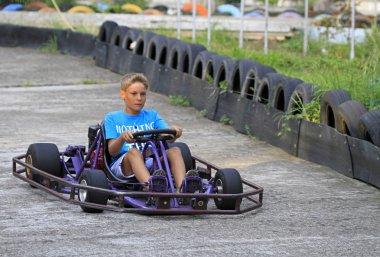 Çocuk devre üzerinde bir kart sürüş