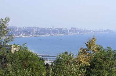 Adler bölgesi dağ üzerinden büyük Soçi'görünümünü