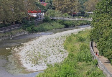 insanlar köprü ile nehrin Khosta geçiyorlar