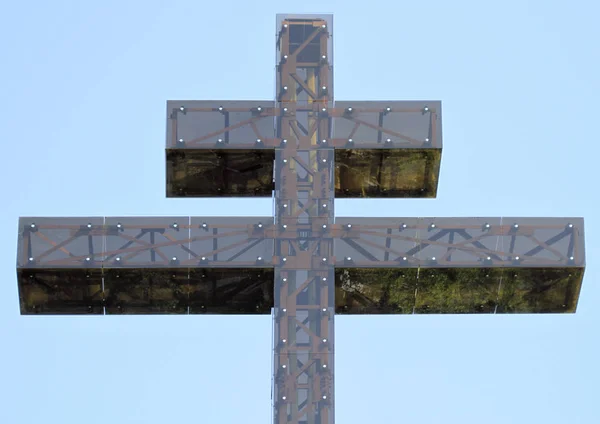 Cruz ortodoxa em uma colina em Sochi — Fotografia de Stock