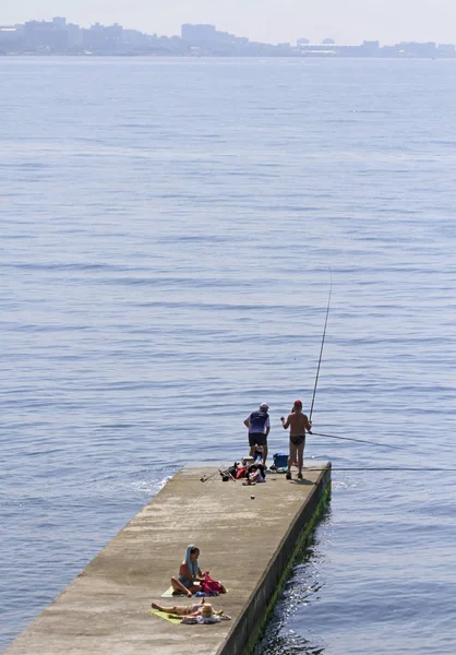 La gente está descansando en un muelle en Khosta, Rusia — Foto de Stock