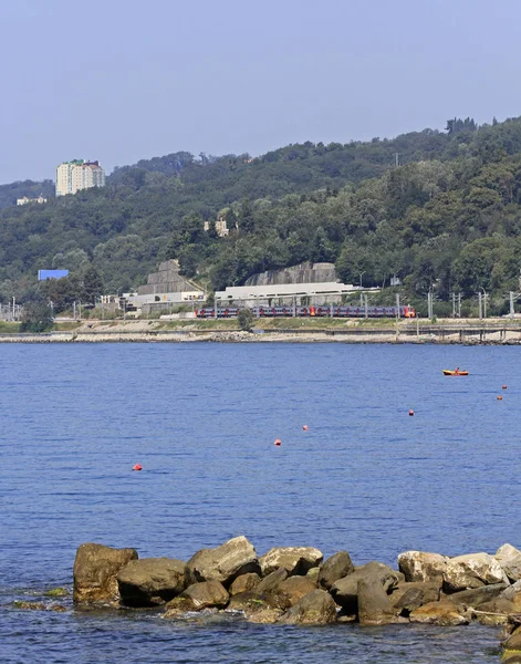 Bord de mer, bâtiments et montagnes à Sotchi — Photo