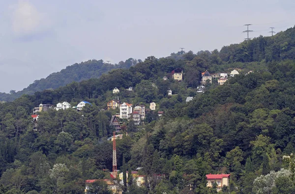 Hill ile evler Khosta bölgesinde büyük Sochi — Stok fotoğraf