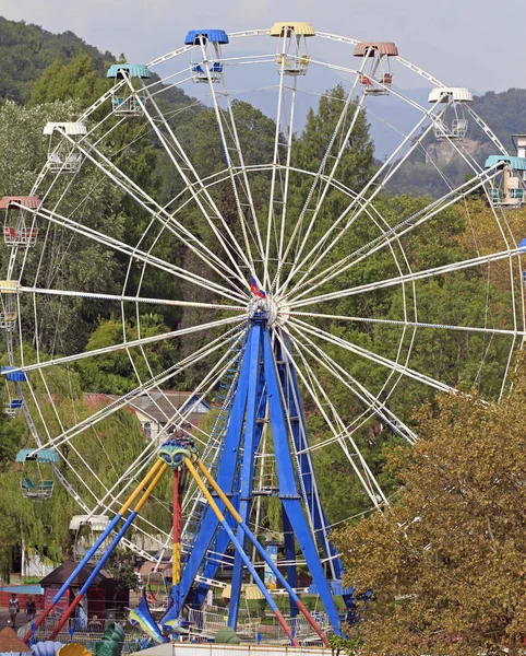 Roda gigante no distrito de khosta do sochi maior — Fotografia de Stock