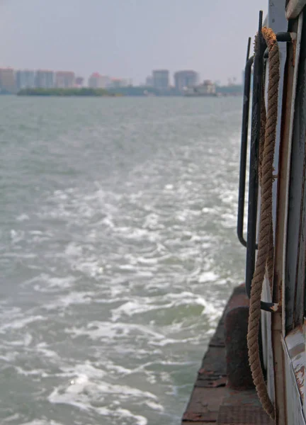 Kochi kikötő, ahonnan a hajó oldalán a kikötő — Stock Fotó