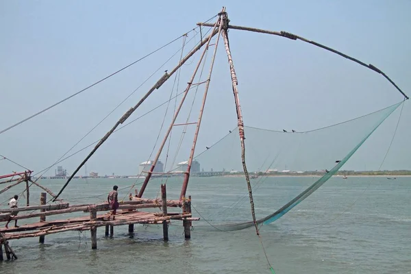 Kochi Çince balık ağlarına yakınındaki insanlar yürüyor — Stok fotoğraf