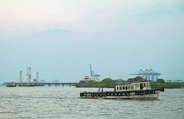 O pequeno barco a motor em Kochi, Índia — Fotografia de Stock