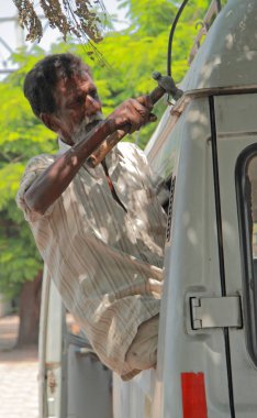 adam bir vagon Hyderabad, Hindistan onarıyor