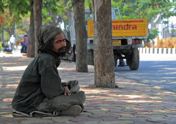 Adam açık yerde Hyderabad, Hindistan oturuyor — Stok fotoğraf