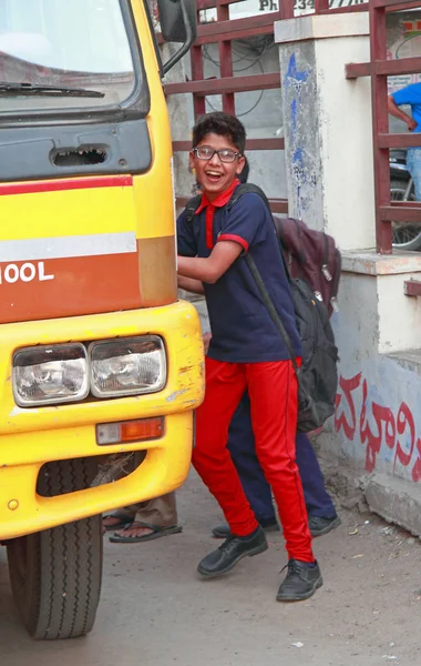 Хлопчики беруть на шкільному автобусі в Хайдарабад, Індія — стокове фото