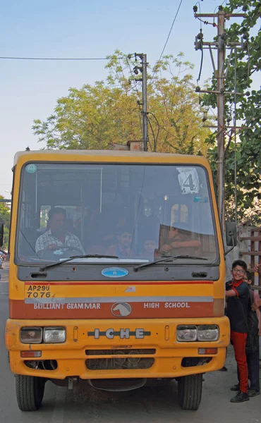 Chłopcy odbywają się na autobus do szkoły w Hyderabad, Indie — Zdjęcie stockowe