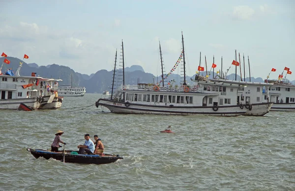 People are floating in boat by Ha Long bay, Vietnam — Stock Photo, Image